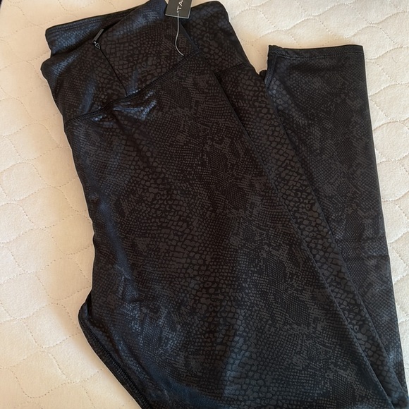 Tahari Sport / Elie Tahari Snakeskin Black Leggings / Yoga / Activewear - Picture 7 of 10